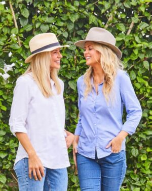 Rachael Carpani Instagram - #flashbackfriday to the outtakes from the shoot with the always gorgeous and ridiculously photogenic @billcav (Jess Napier🥰) for @newideamagazine ….
*
I have it on good authority that my stunning friend & fav costar looked fabulous in all the pics📸❤️….and the editing process was a never ending attempt to find a pic where I my I wasn’t pulling a random Carpo face 🤓🤪….
*
(and yes after 20 years we still believe we are hilarious so it was a difficult task for us to not crack up & take a normal , sweet pic ….😅😂) so again hats off to the amazing team who put the (real) shoot together ! 🙌👏👏👏
*
Aaaaand here are the ones that for some reason didn’t make the cut 🤔….#nailedit 📸😁
(Carpo #stillcantpose )
*
*
*
#photoshoot #outtakes 🎬
📸 @phillipcastleton 
@stephenmoriarty123 
@billcav 🥰
#mcleodsdaughters