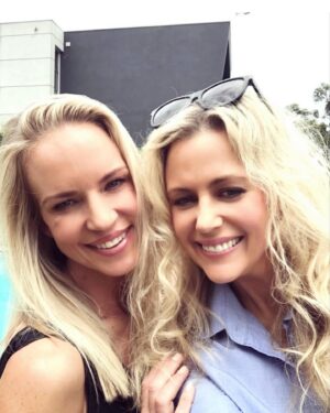 Rachael Carpani Instagram - #throwbackthursday 💞To a little snap taken after a photoshoot and mini-reunion with my friend & always gorgeous @billcav last year ….☺️ I’m surprised we stopped chatting long enough to snap this 😉💞📸
Becky & Jodes 😎
*
A big thanks to @newideamagazine @stephenmoriarty123 @phillipcastleton for making the super fun shoot and catchup happen ! 😘😘😘
*
*
*
*
#mcleodsdaughters #reunion @posiewriter 💞#20yearreunion …almost …nomathplease 😅