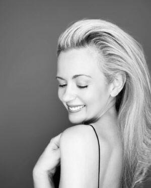 Rachael Carpani Instagram - 📸 Some more stuff from the photoshoot for ya #sunday 🤍🖤🤍
*
(Yep bit of a poser 🫣 But major Carpani Outtakes to come 😉…..trust me !!🫠🤓🤓🤓) 
*
*
*
#photoshoot #2024 #blackandwhitephotography