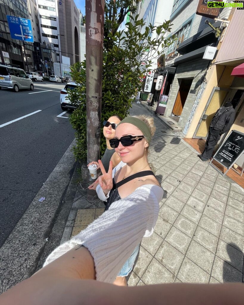 Rachael Evren Instagram - Japan photo dump 📸. We ate lots, walked what felt like 2million Kms, did all the theme parks and visited two cities 🫶🏼. After this is LA & Orlando - so more Disney and Universal content to come Volcano Bay with the gang 🇺🇸.
