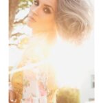 Rachael Leigh Cook Instagram – Springtime! 🌸
*I’m smiling on the inside, guy in the comment section 🌸 

💆🏻‍♀️💄@itstroyjensen  📸!
👗 @amylustyle 🙏🥰