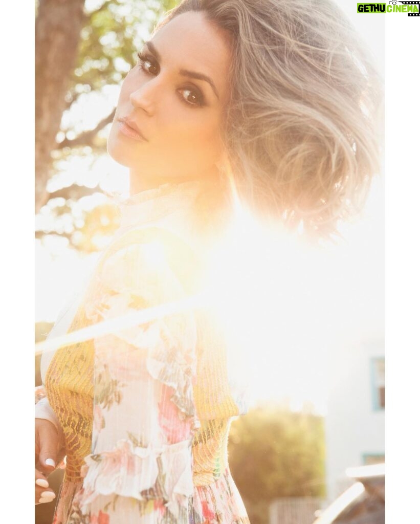 Rachael Leigh Cook Instagram - Springtime! 🌸 *I’m smiling on the inside, guy in the comment section 🌸 💆🏻‍♀️💄@itstroyjensen 📸! 👗 @amylustyle 🙏🥰