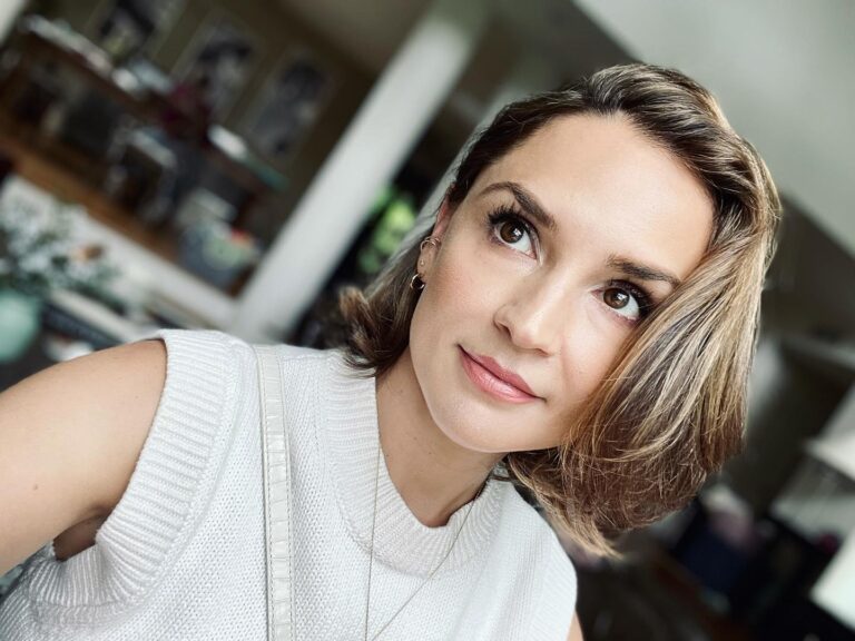 Rachael Leigh Cook Instagram - shameless new haircut selfie that no one requested 🎶