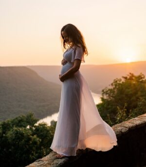 Rachel Boston Instagram - It’s a girl!!!! 💗💗💗 Thank you for choosing me to be your mama. I am so excited for our journey ahead and can’t wait to show you this beautiful world! You are a light on this earth. I can already see it and feel it. 💗

#amazinggrace #tinymiracle #babygirl #coming2022 💗