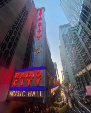 Rachel Boston Instagram - Radio City Music Hall ❤️ @hallmarkchannel #CountdownToChristmas #AHolidaySpectacular