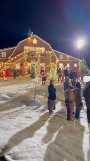 Rachel Boston Instagram - Tonight!!! ✨ Behind the scenes of #AChristmasCookieCatastrophe 🎄 We had a lot of fun making this one!! Hope to see you tonight at 6/5c @hallmarkchannel 🥳 #AChristmasCookieCatastrophe #CountdownToChristmas #SpectacularSunday