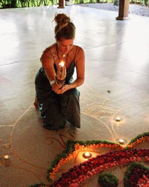 Rachel Hunter Instagram - Bali Retreat March 2024 Amazing group from all over the world, teaching here with @renee__stewart as we share our practices. 
Gratitude to the wisdom of all the teachers, saints & Rishis before us as we share what we have experienced and unlearnt x