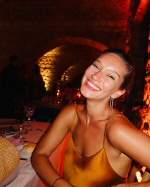 Rachel Hunter Instagram - Happy Birthday my darling girl. @renee__stewart Exuding Grace Love & Compassion always ! 
Such Beauty.
A little delayed - June 1st Birthday 🤍😊

Beautiful Dress @victoriabeckham @victoriabeckhambeauty