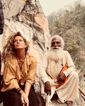 Rachel Hunter Instagram - Hang Out Cliffside 🧡 As you journey to where your heart takes you, whether it be by that moment, that minute, hour day week year. 
Those moments of a spontaneous gathering of so-called strangers, when they aren't, imprint in your memory and heart, you carry with you when reflecting on that moment that brought fun, laughter, and an encounter on a rock. 😂 
God I love life! 
And she just keeps unfolding. Thank you for the people in India your kindness and your wisdom. Always 📍

Thanks 📷 @awakestate_ for the laughs and fun. 

#india #yoga #uttarakhand #incredibleindia 
#rishikesh