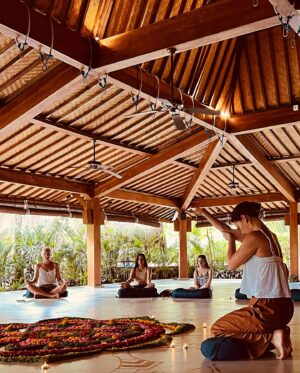 Rachel Hunter Instagram - Bali Retreat March 2024 Amazing group from all over the world, teaching here with @renee__stewart as we share our practices. 
Gratitude to the wisdom of all the teachers, saints & Rishis before us as we share what we have experienced and unlearnt x
