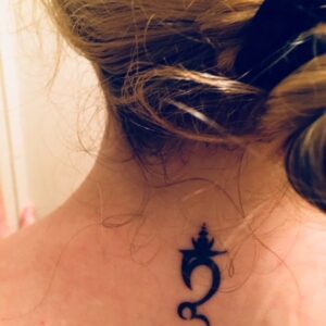 Rachel Miner Instagram - #TBThursday Days spent drawing on my body. Love seeing these symbols every day- Reminders that we can transmute mud into purest beauty, our very essence is compassion and to always, fearlessly, express truth with precision and clarity.
Thank you @drag_ink for doing such beautiful work .