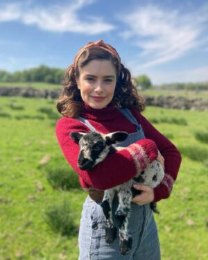 Rachel Shenton Instagram - Behind the scenes from season 2 for ewe 😉 #ACGAS #throwback 🎬🐑🌳🌼🚜