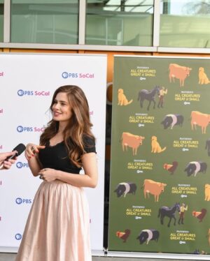 Rachel Shenton Instagram - Thanks for having me @pbssocal …. Season 4 is out now, every Sunday on @masterpiecepbs 🇺🇸 
.
.
Thank you @juliestoddard for making me look like I’d slept 💁🏻‍♀️💄 and thank you @catherinesmithvintage for the skirt of dreams 👗

#ACGAS #season4