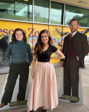 Rachel Shenton Instagram - Thanks for having me @pbssocal …. Season 4 is out now, every Sunday on @masterpiecepbs 🇺🇸 
.
.
Thank you @juliestoddard for making me look like I’d slept 💁🏻‍♀️💄 and thank you @catherinesmithvintage for the skirt of dreams 👗

#ACGAS #season4