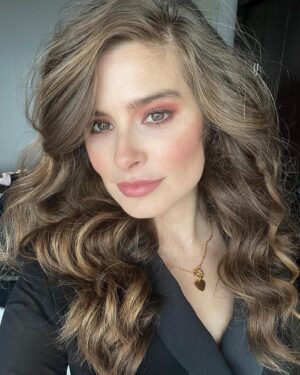 Rachel Shenton Instagram - EMILY 🎬 # FORHERSINS
💄@lara_licari 🎥 @paulroberts1978