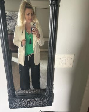 Rachel Van Dyken Instagram - Photo Dump from Easter week/weekend. 
So thankful for family and friends. 
Took around ten days off but getting slowly back on social media, don’t expect miracles though 😂