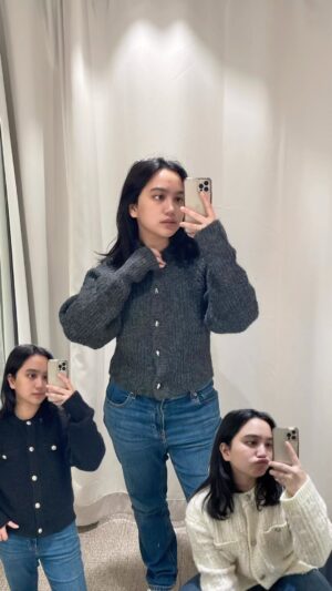 Rachel Amanda Instagram - Setelah maju mundur, akhirnya bikin @cewebingung untuk mengabadikan perjalanan gue belajar dan mengeksplor banyak hal, termasuk yang aku suka tapi bingung: fashion dan style 🥹🫶🏻 karena gue yakin yang ngerasa gini bukan gue doang 😆 *nyari teman 🙋🏻‍♀️

Oh iya sekalian kalau ada cardigan yang terlihat ucul di aku pilihin dong 😚