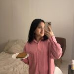 Rachel Amanda Instagram - Di hari yang mendung nan gerimis di Amsterdam, gue memutuskan untuk pakai pink biar segeran ☺️💗🩷💓💗🌧️ Sambil bawa sepiring roti dengan selai kacang, tanda aku hanya mahasiswi biasa yang tercepot-cepot ngejar kelas pagi 🥲 #AmsinAms
