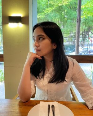 Rachel Amanda Instagram - Tiba-tiba menemukan foto ini, pas lagi makan sama Mama di sela-sela fitting 👰🏻‍♀️. Oh i miss wearing kebaya with jeans for casual lunch 🤍🤍🤍 (meski wajah aga pucat lupa pake lipstick 😌)