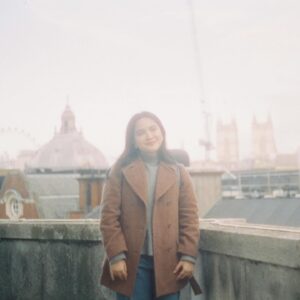 Rachel Amanda Instagram - Selamat Hari Film Nasional 🎬🖤🖤 Senang sekali aku bisa jadi siapa saja di dunia iniii ✨✨🤍🤍 Terima kasih kepada semua yang sudah mempercayakan cewek-cewek ini denganku 🙆🏻‍♀️