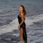 Rachel Legrain-Trapani Instagram – Ma préférée c’est la dernière photo 🥰 et vous? 
Première fois pour moi que je voyais une plage de sable noir 😍 il fallait bien immortaliser ce moment à Amed, petit village de pêcheur au nord de Bali situé au pied des volcans…