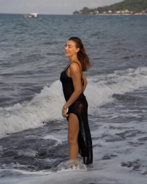 Rachel Legrain-Trapani Instagram - Ma préférée c’est la dernière photo 🥰 et vous? 
Première fois pour moi que je voyais une plage de sable noir 😍 il fallait bien immortaliser ce moment à Amed, petit village de pêcheur au nord de Bali situé au pied des volcans…