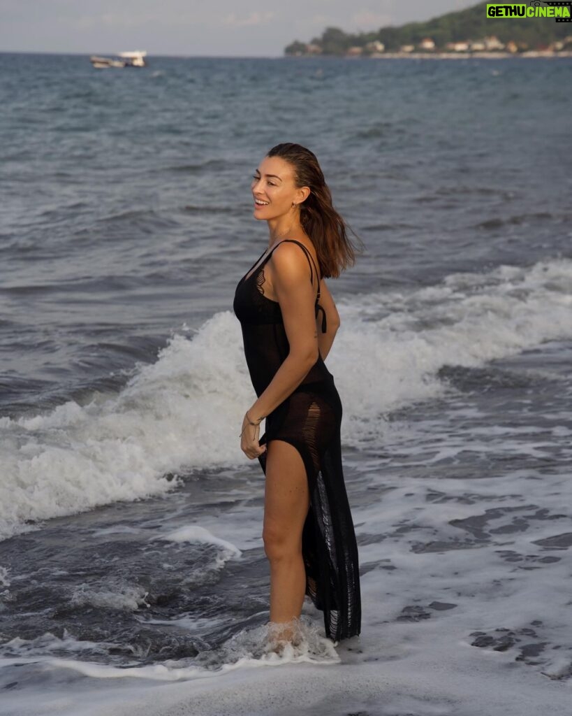 Rachel Legrain-Trapani Instagram - Ma préférée c’est la dernière photo 🥰 et vous? Première fois pour moi que je voyais une plage de sable noir 😍 il fallait bien immortaliser ce moment à Amed, petit village de pêcheur au nord de Bali situé au pied des volcans…