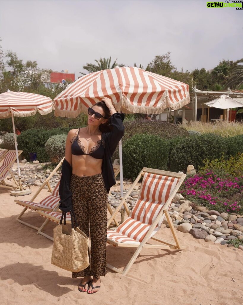 Rachel Legrain-Trapani Instagram - Résumé de notre journée 💕 1. Un léopard sur @paradisplage 😅 2. Yoga au réveil 🧘‍♀️ 3. On s’est fait un copain 🥰 4. On a testé le hammam et… 😂 5. toute la plage pour nouuuuuus 👯 6. un lunch de qualité 🍽️ #evjf #taghazout #maroc #girlstrip