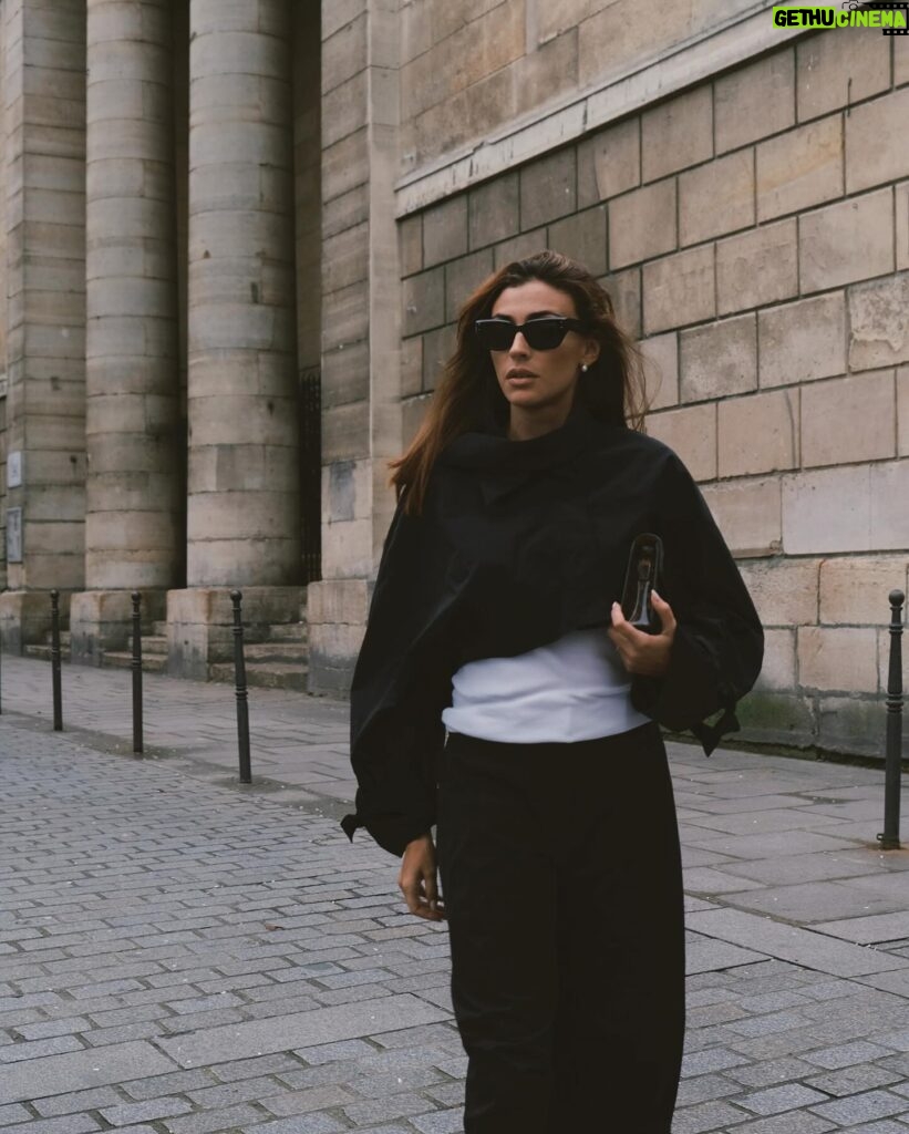 Rachel Legrain-Trapani Instagram - Ce look que vous avez adoré & un nouveau petit pote sur la quatrième photo 🖤 venez me dire en commentaire votre photo préférée #paris