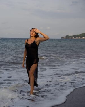 Rachel Legrain-Trapani Instagram - Ma préférée c’est la dernière photo 🥰 et vous? 
Première fois pour moi que je voyais une plage de sable noir 😍 il fallait bien immortaliser ce moment à Amed, petit village de pêcheur au nord de Bali situé au pied des volcans…