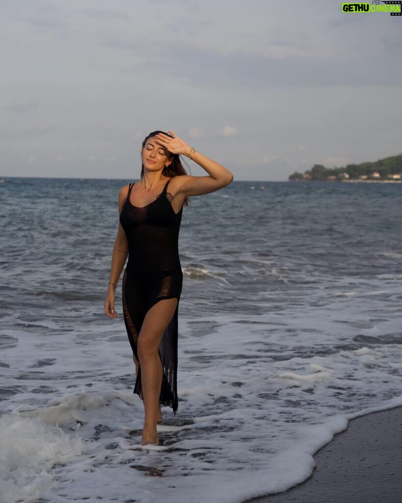 Rachel Legrain-Trapani Instagram - Ma préférée c’est la dernière photo 🥰 et vous? Première fois pour moi que je voyais une plage de sable noir 😍 il fallait bien immortaliser ce moment à Amed, petit village de pêcheur au nord de Bali situé au pied des volcans…