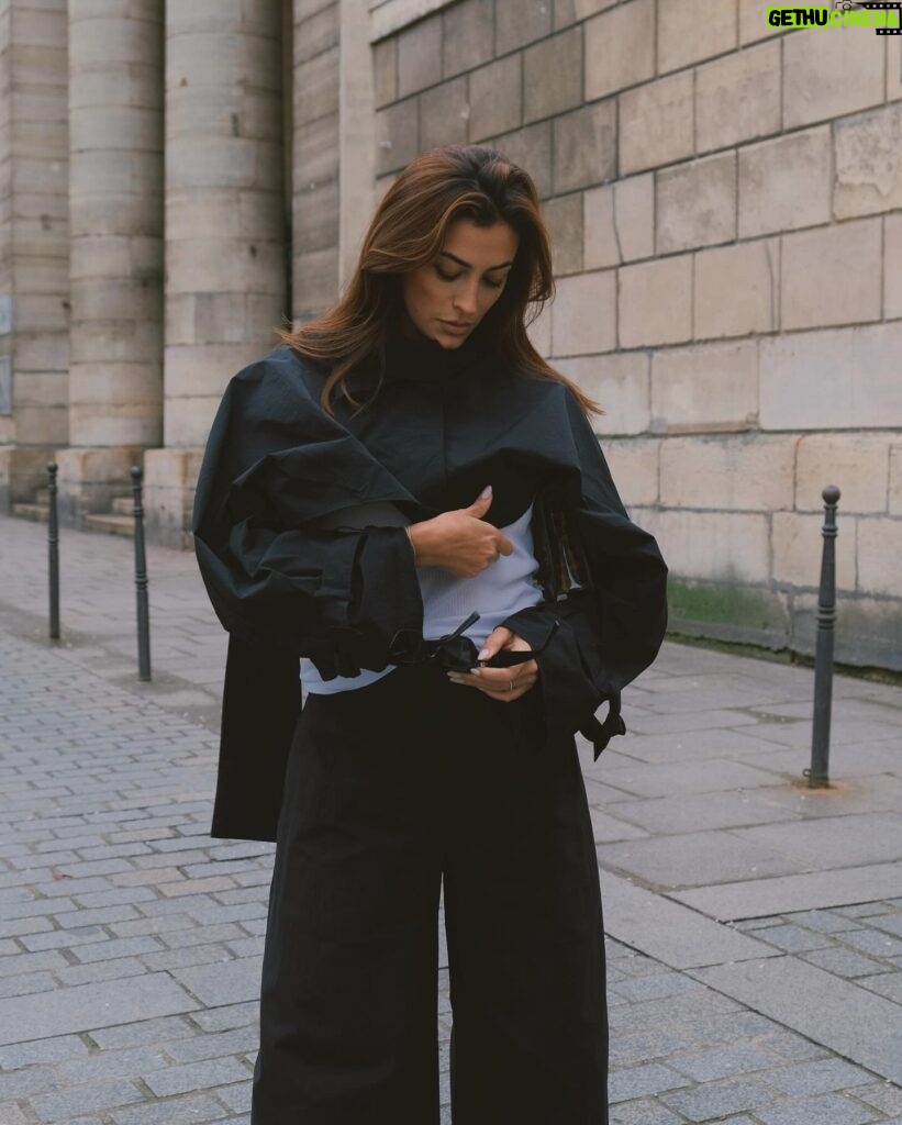 Rachel Legrain-Trapani Instagram - Ce look que vous avez adoré & un nouveau petit pote sur la quatrième photo 🖤 venez me dire en commentaire votre photo préférée #paris