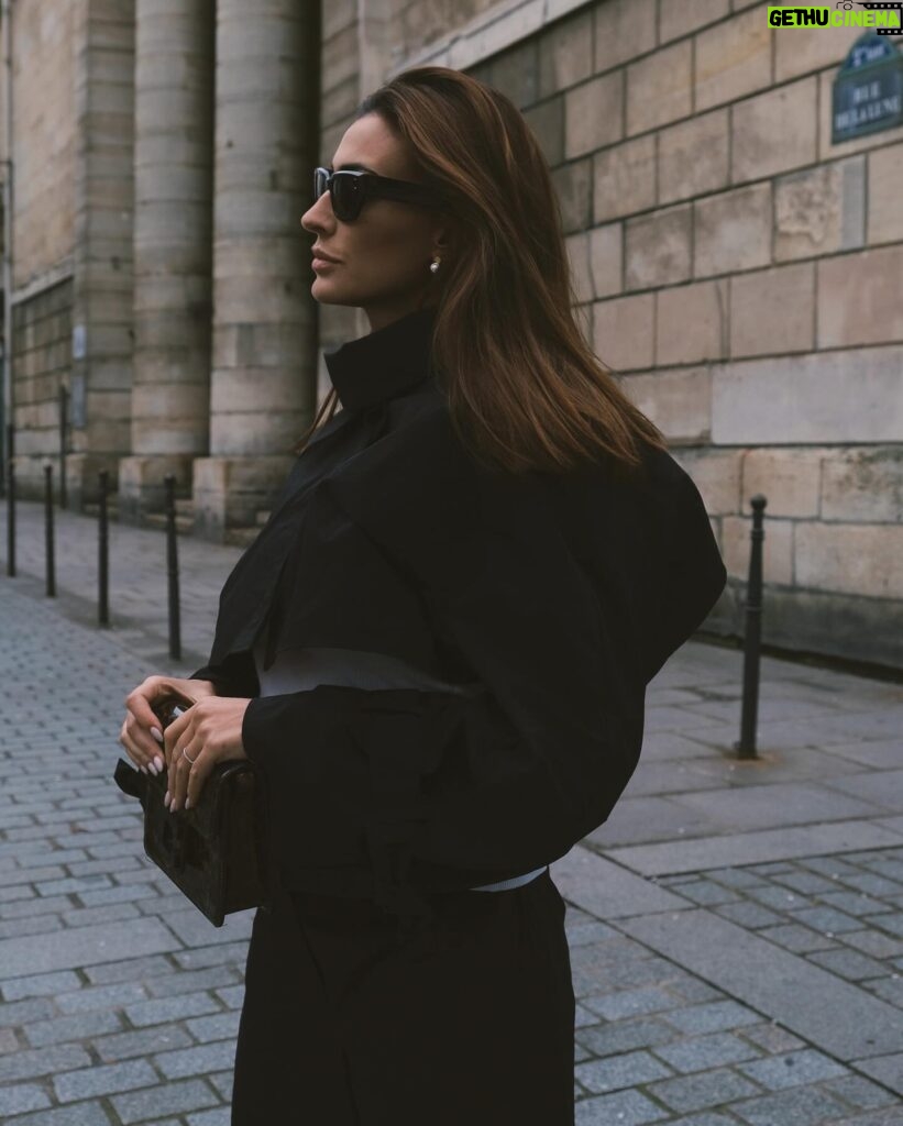 Rachel Legrain-Trapani Instagram - Ce look que vous avez adoré & un nouveau petit pote sur la quatrième photo 🖤 venez me dire en commentaire votre photo préférée #paris