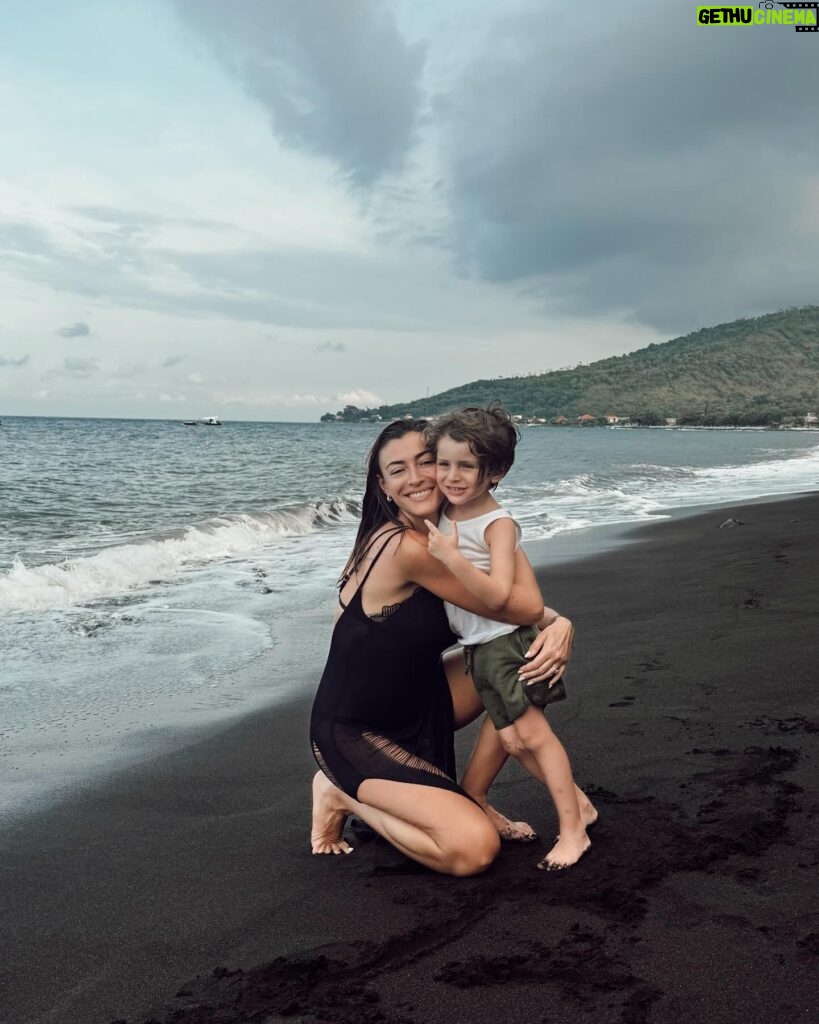 Rachel Legrain-Trapani Instagram - Ma préférée c’est la dernière photo 🥰 et vous? Première fois pour moi que je voyais une plage de sable noir 😍 il fallait bien immortaliser ce moment à Amed, petit village de pêcheur au nord de Bali situé au pied des volcans…