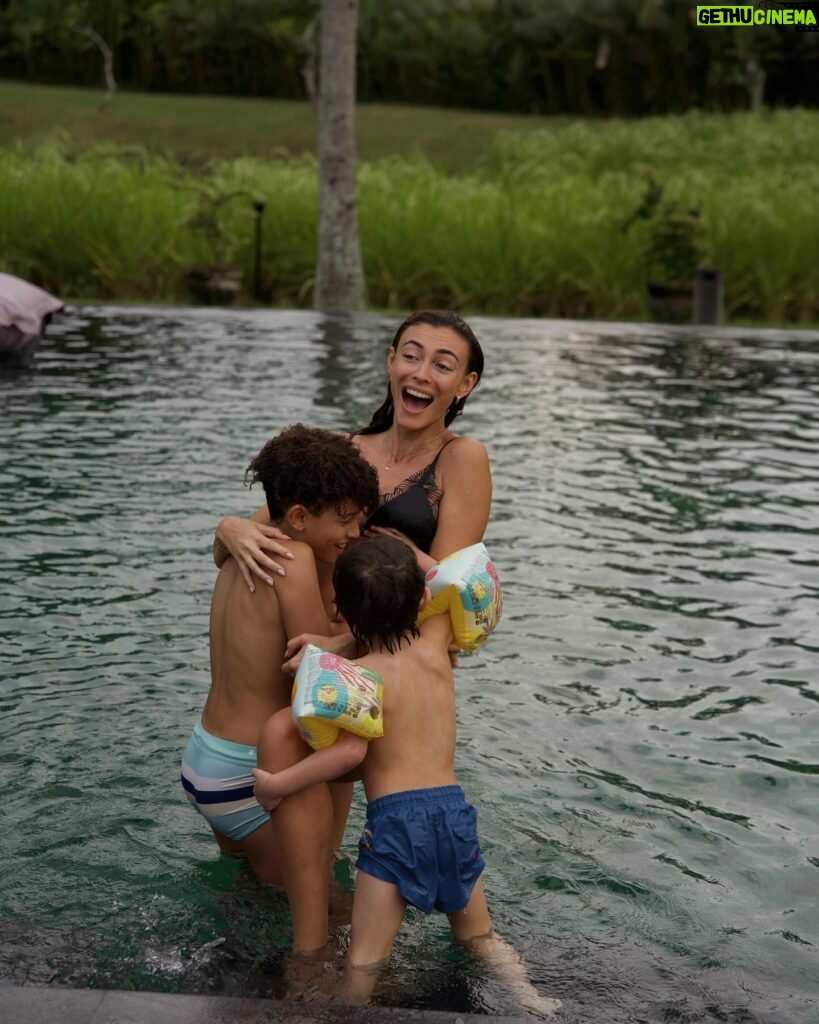 Rachel Legrain-Trapani Instagram - 📍Ubud 🐒 La fièvre d’Andrea a changé nos plans, nous devions voir une cascade, faire une balade dans les rizières et fabriquer un bijou en argent mais nous avons pu faire tout de même Monkey Forest :) 1. Quand j’essaie de faire une photo 😅 2. Quand je réussis à faire une photo 3. Happy holiday Happy kid 😊 4. Monkey Forest , les enfants ont adoré ! 5. Vous auriez osé vous assoir à côté comme ça? 6. L’amour