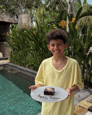 Rachel Legrain-Trapani Instagram - 📍Ubud 🐒
La fièvre d’Andrea a changé nos plans, nous devions voir une cascade, faire une balade dans les rizières  et fabriquer un bijou en argent mais nous avons pu faire tout de même Monkey Forest :)
1. Quand j’essaie de faire une photo 😅
2. Quand je réussis à faire une photo 
3. Happy holiday Happy kid 😊
4. Monkey Forest , les enfants ont adoré !
5. Vous auriez osé vous assoir à côté comme ça?
6. L’amour