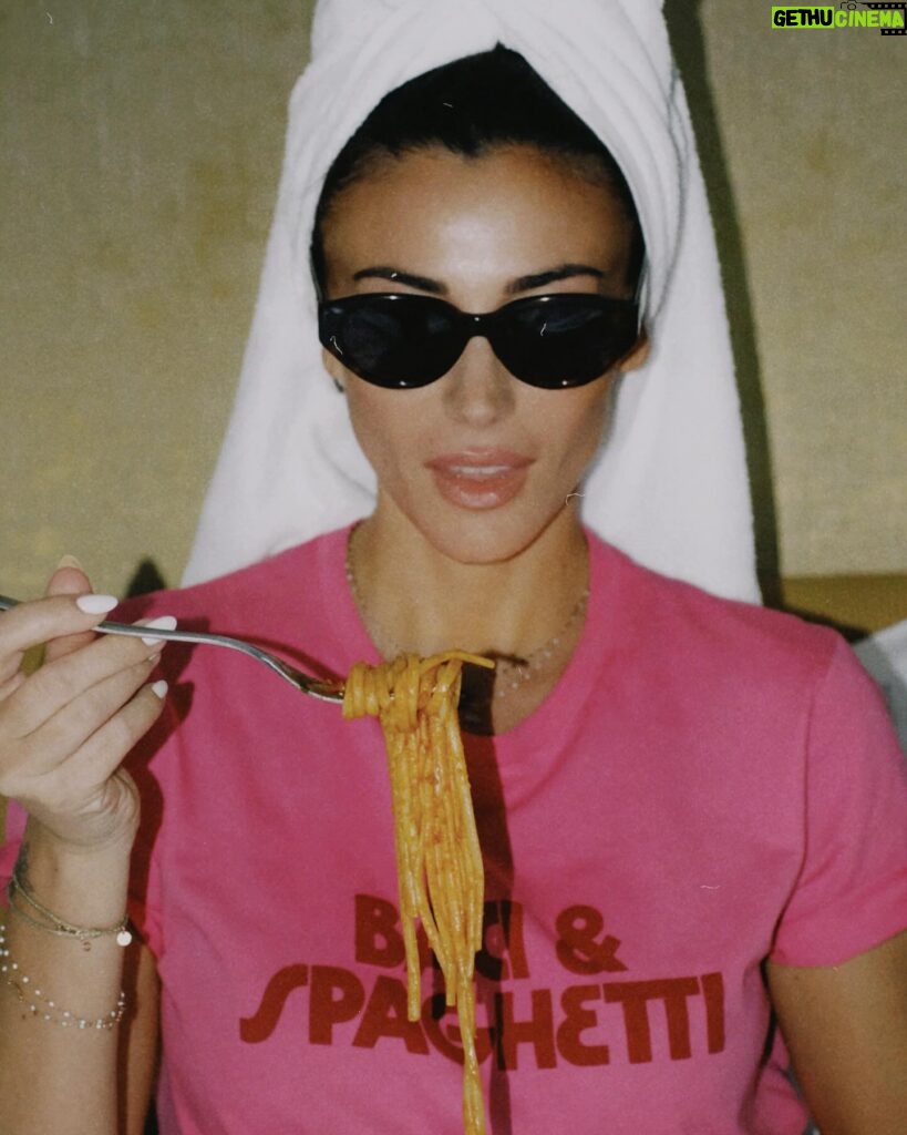 Rachel Legrain-Trapani Instagram - Fière de mes origines italiennes , baci & spaghetti ça pourrait être carrément ma philosophie 🇮🇹🍝 Et vous vous avez des origines? (pour les puristes on voit bien que ce sont des linguine ahaha mais il n’y avait que ça au room service) #pastalovers