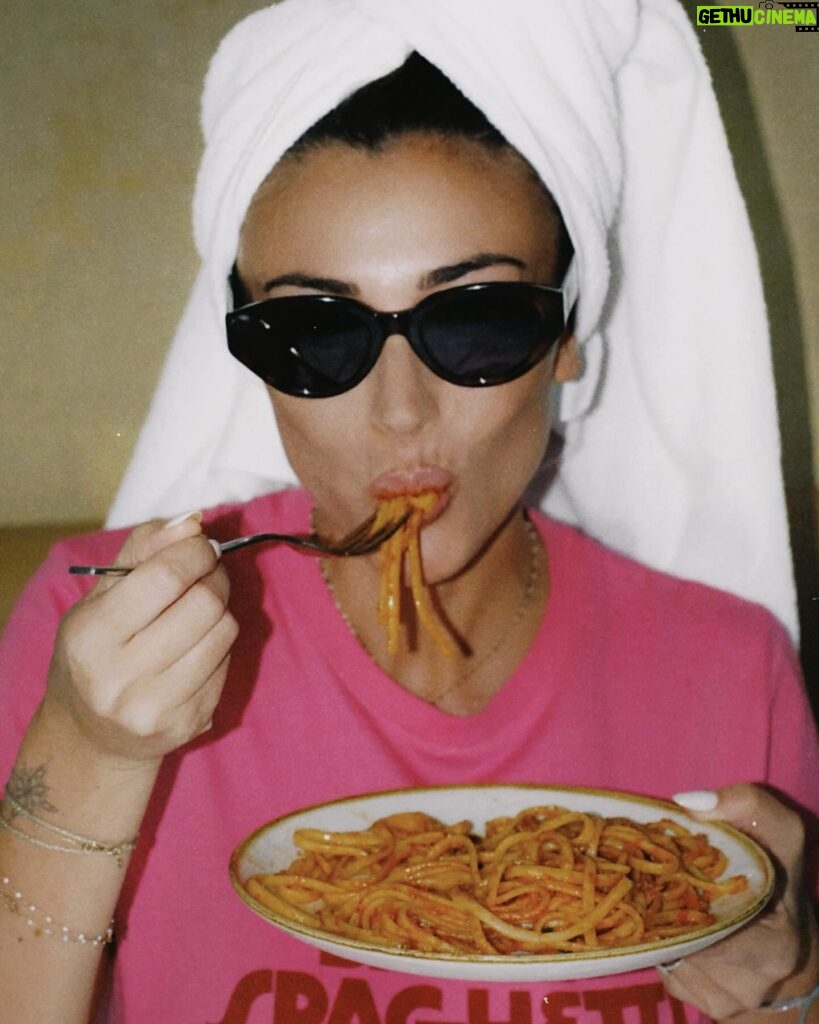 Rachel Legrain-Trapani Instagram - Fière de mes origines italiennes , baci & spaghetti ça pourrait être carrément ma philosophie 🇮🇹🍝 Et vous vous avez des origines? (pour les puristes on voit bien que ce sont des linguine ahaha mais il n’y avait que ça au room service) #pastalovers