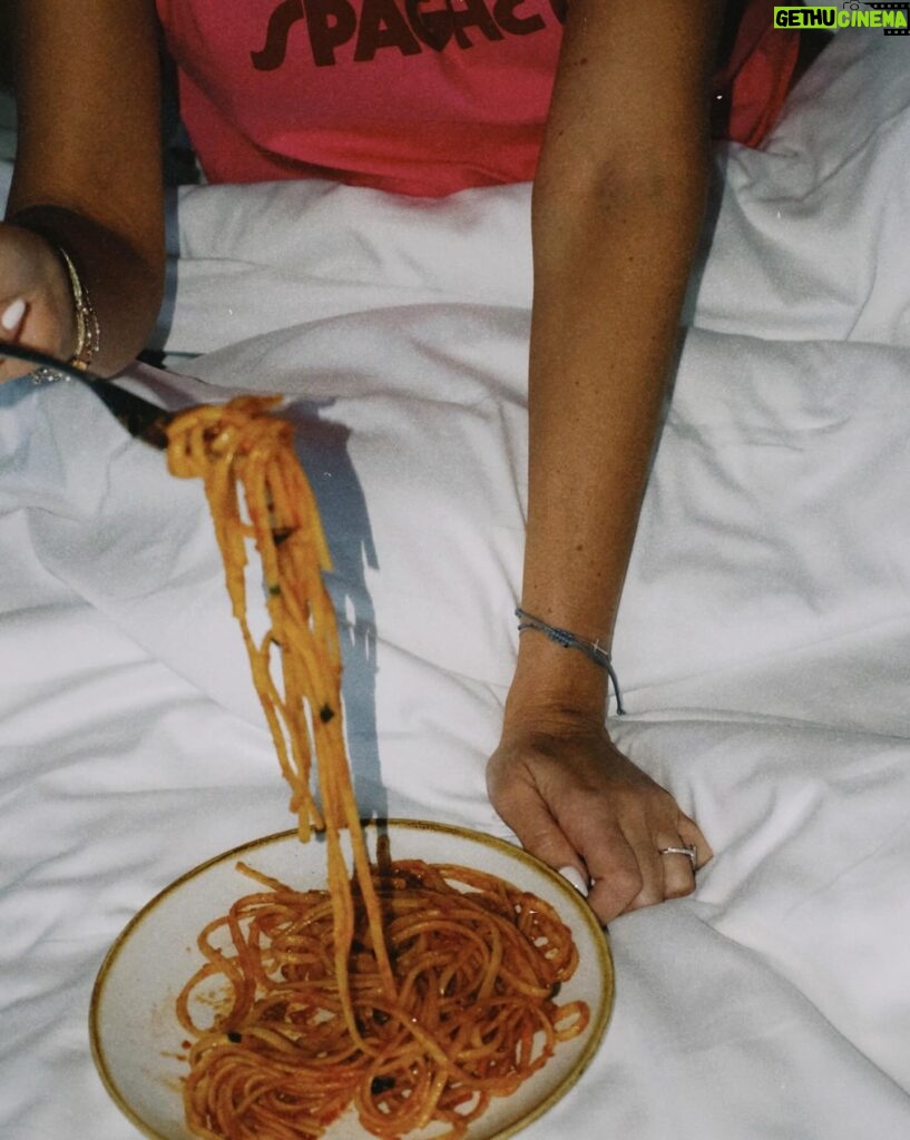 Rachel Legrain-Trapani Instagram - Fière de mes origines italiennes , baci & spaghetti ça pourrait être carrément ma philosophie 🇮🇹🍝 Et vous vous avez des origines? (pour les puristes on voit bien que ce sont des linguine ahaha mais il n’y avait que ça au room service) #pastalovers