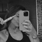 Rachel Legrain-Trapani Instagram - Joie, tristesse, colère, étonnement, surprise voici une petite liste du peu d’expression que nous pouvons faire au quotidien, pour prévenir et traiter les rides et ridules au mieux j’ai découvert mon nouvel allié du quotidien le sérum combler TRAITER de @rocskincare.fr 🤍 Ce sérum a été développé avec des dermatologues et formulé avec une combinaison de trois types d’acides hyaluroniques ET le rétinol avancé de RoC qui réduit instantanément les rides et les ridules et raffermit la peau.