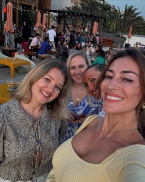 Rachel Legrain-Trapani Instagram - Dernière soirée de l’EVJF de ma @rachelstyliste 💕🌊
Pour les mariés et futurs mariés vous êtes partis où pour votre EVJF/H???