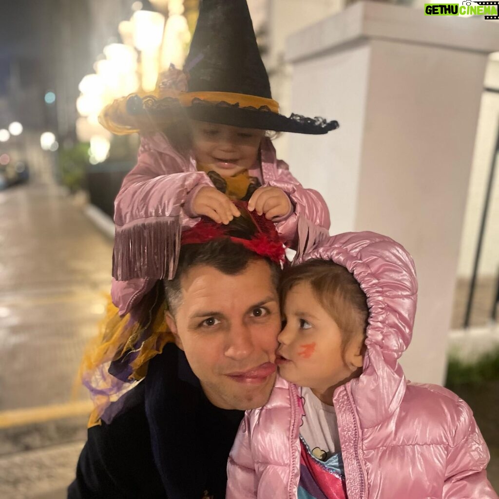 Rachel Riley Instagram - This cat didn’t know what hit it 😝🧙‍♀️👧🏻 Precious family time and no tricks all night, just lots and lots of caaaaaandy sweets - thank you London! 🍭🍬🍫🎃