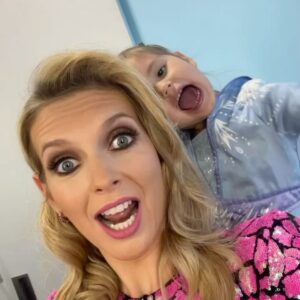 Rachel Riley Instagram - Comedy alert! Had some extra help in the makeup room pre-this one 💅👧🏻 There’s a new episode of #CatsCountdown tonight 9pm @channel4. With @thesarahmillican @rhodgilbert @1judilove @joelycett @thejazzemu and @jimmycarr @susiedent, natch! Enjoy.

#8outof10catsdoescountdown #8outof10cats