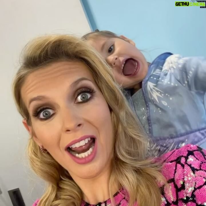 Rachel Riley Instagram - Comedy alert! Had some extra help in the makeup room pre-this one 💅👧🏻 There’s a new episode of #CatsCountdown tonight 9pm @channel4. With @thesarahmillican @rhodgilbert @1judilove @joelycett @thejazzemu and @jimmycarr @susiedent, natch! Enjoy. #8outof10catsdoescountdown #8outof10cats