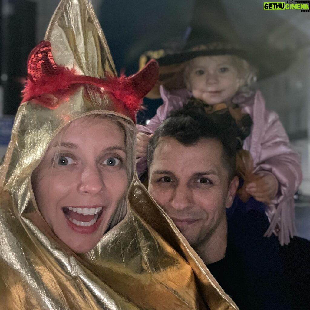 Rachel Riley Instagram - This cat didn’t know what hit it 😝🧙‍♀️👧🏻 Precious family time and no tricks all night, just lots and lots of caaaaaandy sweets - thank you London! 🍭🍬🍫🎃