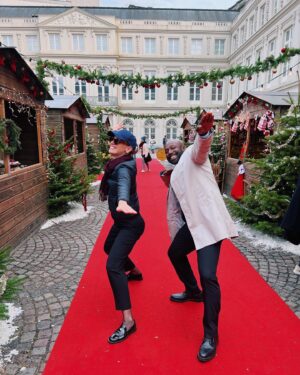 Rachel Skarsten Instagram - I had the absolute pleasure of reuniting with my darling Reign costar @littlespoonman in beautiful Belgium to make ‘The Royal Nanny’, premiering this Saturday, November 12th 8/7c on @hallmarkchannel. The added bonus for me was the truly LOVELY cast, crew & director who made this experience tops. Here are some behind the scenes snaps of all the fun that was had, and I hope you love the film as much as I did ❤️