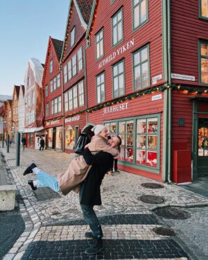 Rachel Skarsten Instagram - WE BACK 🇳🇴