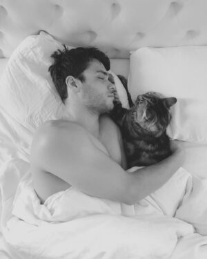 Rachel Skarsten Instagram - With a very heavy and quite frankly broken heart I said goodbye to my sweet Magnus yesterday. Anyone who follows me here is probably an animal lover so you know that pets can become more than just pets, they become family. Magnus was with me through many ups and downs, moved 6 times with me, made me smile/laugh every day even when I was sad, and from the minute I brought him home from the shelter he made himself right at home in my heart and life. Saying goodbye is inevitable when you have a senior animal, and it’s painful but so worth it. Thank you for adopting me Mags, there will only ever be one cat like you and I’m so grateful you spent your golden years with me.