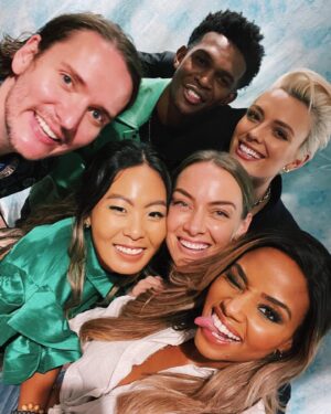 Rachel Skarsten Instagram - In a rare achievement, Nicole and I managed to have our heads appear smaller than at least 2 other people in this photo. A job well done. In all seriousness, thank you to each and everyone who made @dragoncon so special, we all left with our hearts full 💜