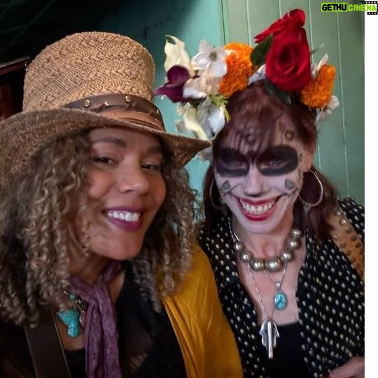 Rachel True Instagram - Día De Los Muertos on Olvera w/ 1 of my fav Grand Supremes 🖤 @fairuza 🖤 The whole thing was fabulous & the Aztec dancers- espectacular!!!! 😍💀 ⭐️Fairuza has a new Patreon, do check out & I have a tarot centric Patreon as well 🥳 at some point soon the 2 of us will actually get our podcast together🥳🤩🥳 #racheltrue #fairuzabalk #dayofthedead #olvera